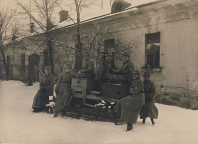 V283 233 Kenttälotat 1922 sarkapuvut