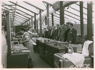 V11 4a Tyoêmaahuollon tyoêntekijoêitaê muonittamassa Helsingin olympialaisissa 1952