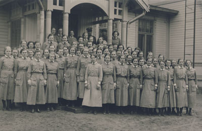 V 7 88 Lottien ryhmaêkuva Valokuvaamo Alhais Paimio